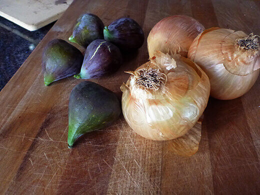 Fresh figs and onions