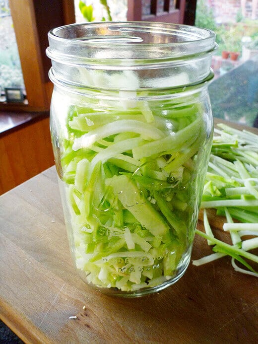 Repeat layers of garlic, onion and kolrahi in jar