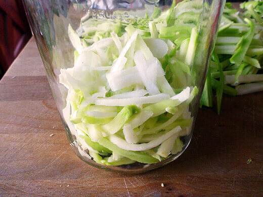 Layer garlic, onion and kohlrabi in jar