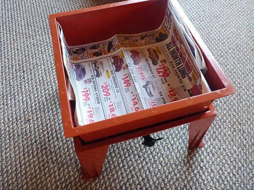 Layer newspaper into the working tray