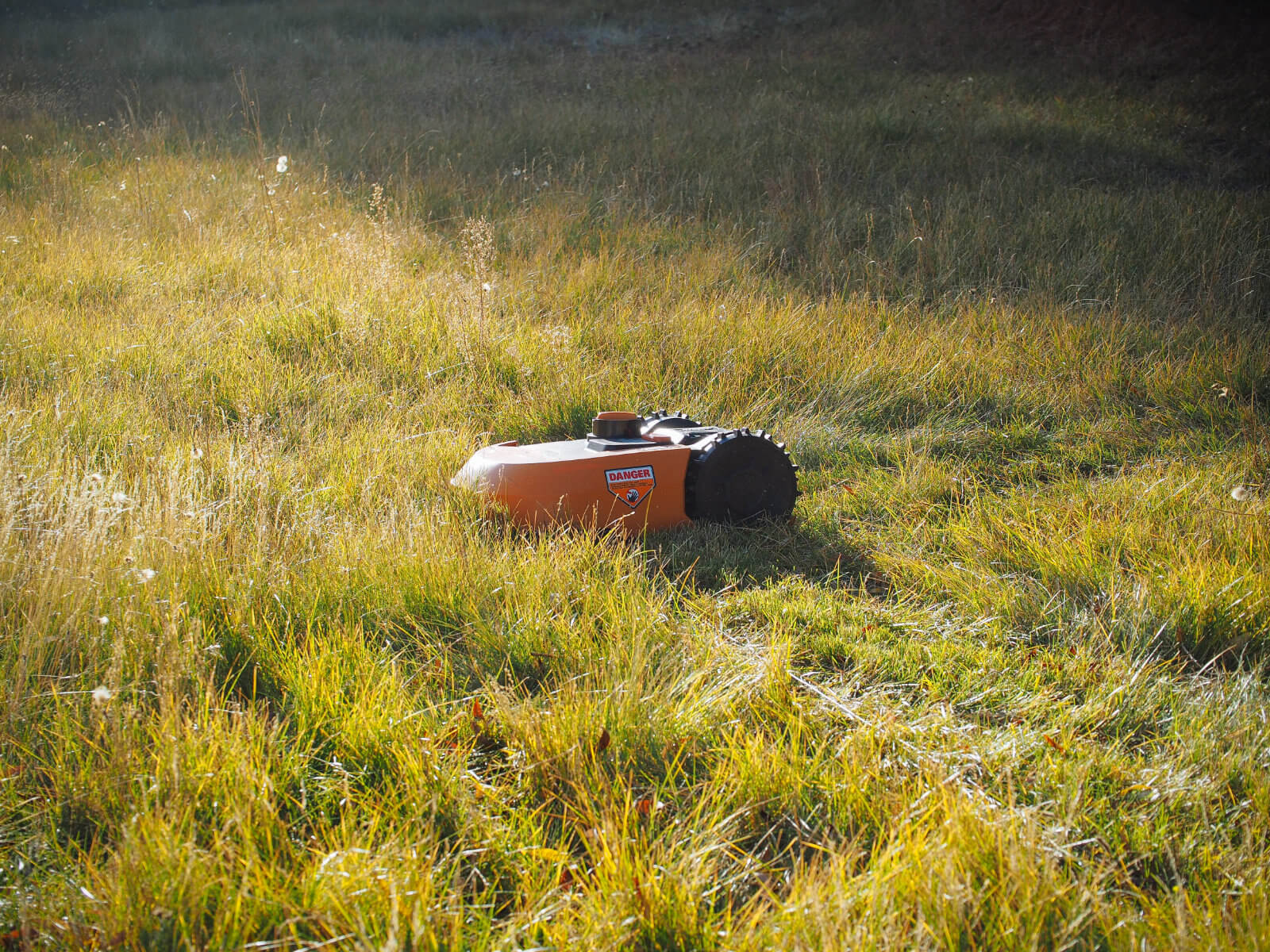 Fully automated, battery-powered, self-propelled robotic lawnmower