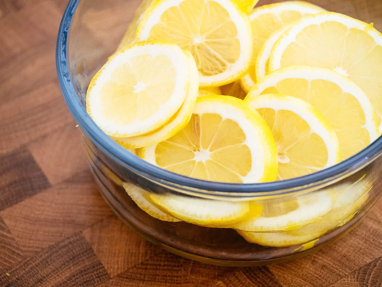Bowl filled with lemon slices