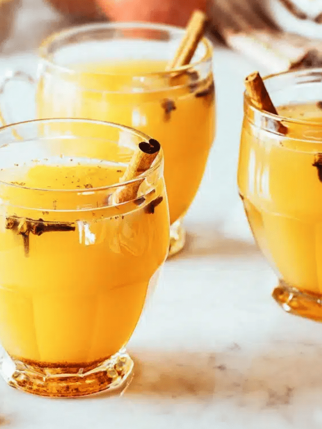 Vanilla and Bourbon Mulled Cider Is the Coziest Winter Cocktail